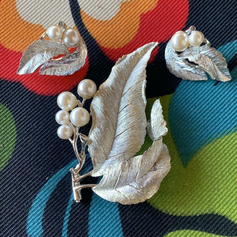 Vintage 1963 Sarah Coventry Silvery Splendor Brooch & Earrings Set - Picture 10 of 10
